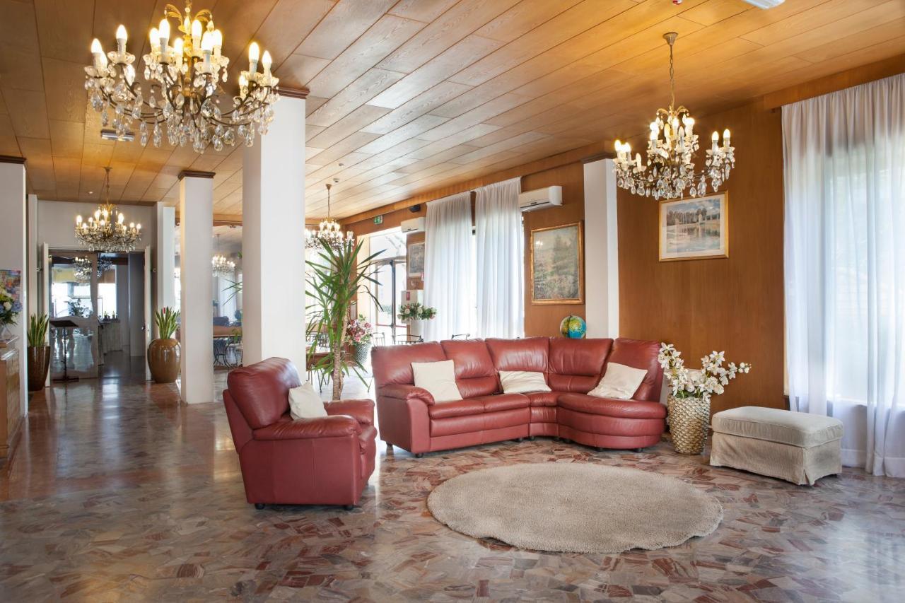 Hotel Spiaggia Marconi Римини Екстериор снимка
