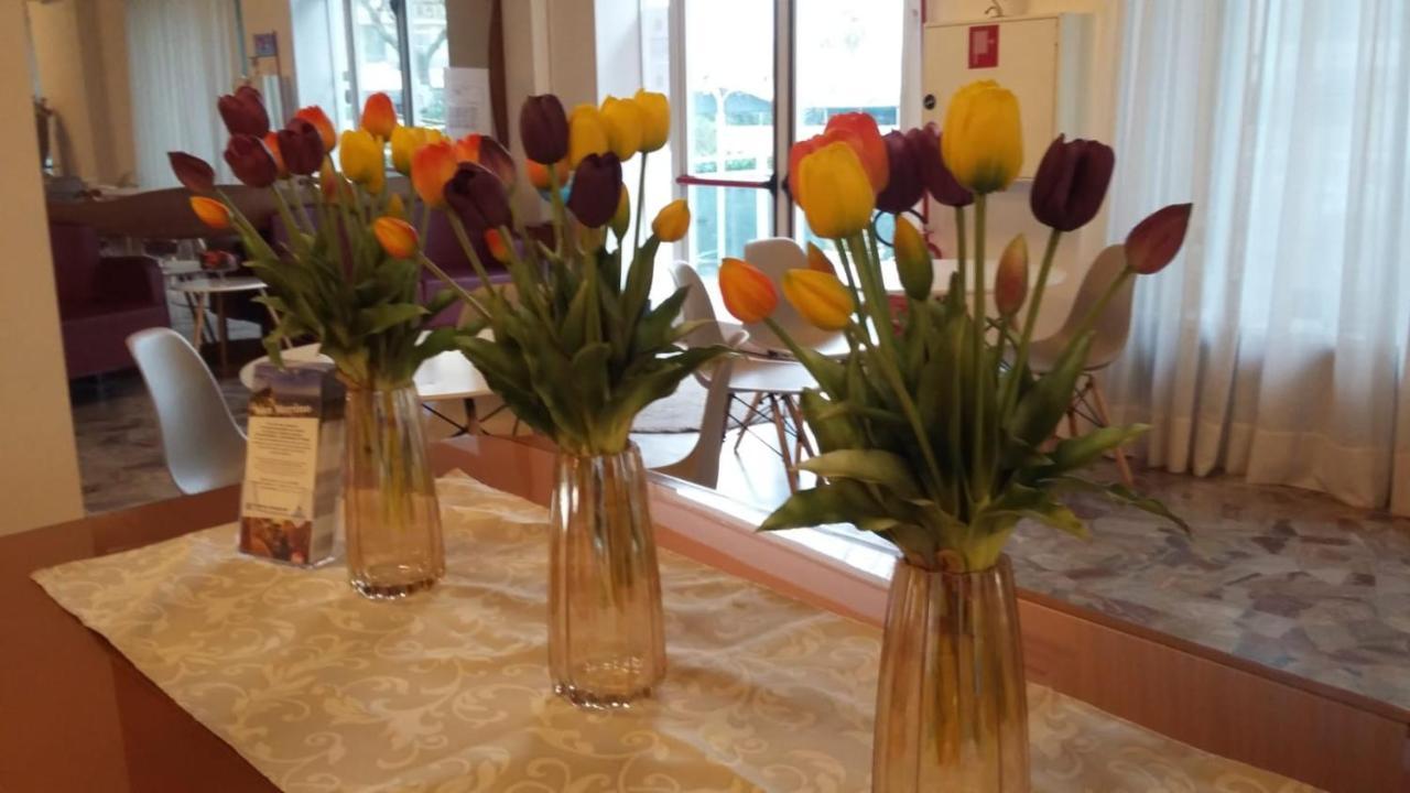 Hotel Spiaggia Marconi Римини Екстериор снимка